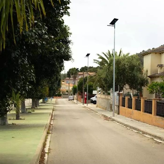 Luminarias solares STARIA SAT en una calle residencial