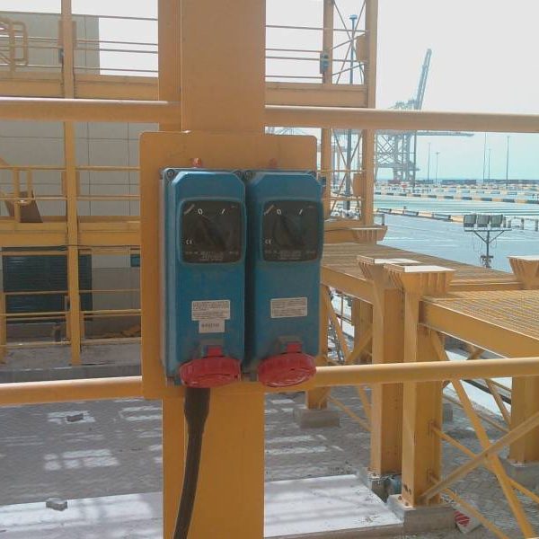 Tomas Palazzoli con enclavamiento instaladas en un puerto
