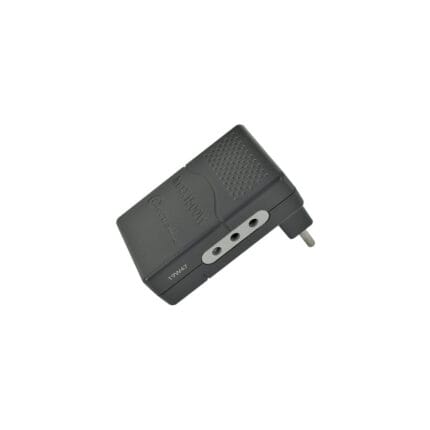 Adaptador Triple Plano 2P+T 10A 250V Negro — RM Energía Inteligente